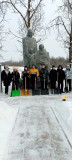 волонтеры Стешинской школы вновь взялись за лопаты, чтобы убрать выпавший снег у памятника землякам, погибшим в годы Великой Отечественной войны - фото - 1