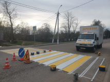 в пгт. Холм-Жирковский начали обновлять дорожную разметку - фото - 2