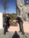 глава округа провел рабочую встречу с подрядной организацией, которая отвечает за выполнение ремонта Обелиска Славы в д. Стешино - фото - 2