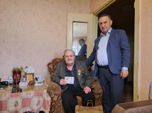 глава округа Ашот Егикян лично вручил памятные юбилейные медали ликвидаторам аварии на Чернобыльской АЭС - фото - 2