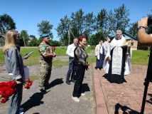 музей-мемориал в с. Верховье и Братское захоронение в с. Боголюбово посетила делегация Томской области - фото - 4