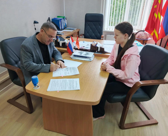 глава Холм Жирковского округа Ашот Егикян подписал целевые договоры со студентами: педагоги возвращаются в родные школы - фото - 3