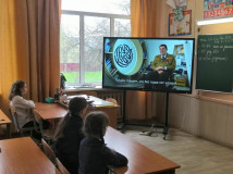 22 апреля в Холмовской школе прошла торжественная линейка с выносом флага Российской Федерации и исполнения гимна - фото - 4